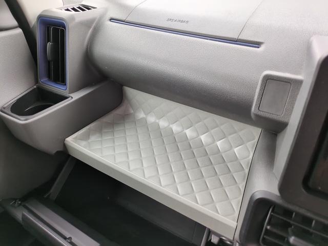 助手席の前にテーブルもあります!