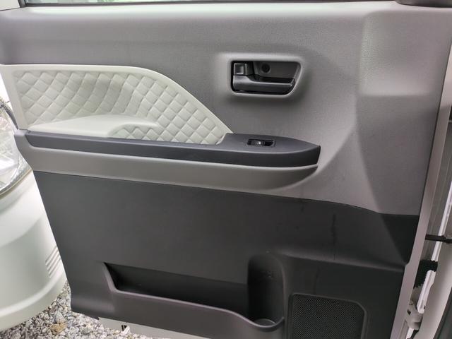 助手席のドアの内張りもしっかりクリーニングしています!