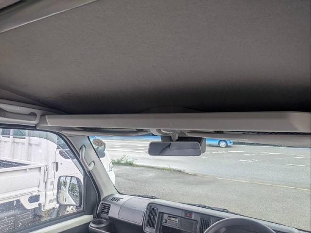 運転席の上に棚もあって便利です!