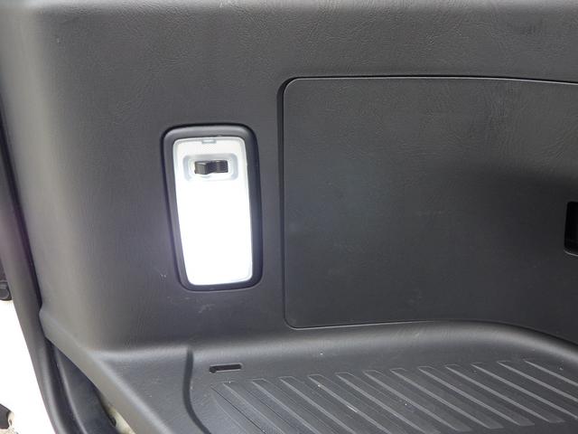 LEDルームランプが足元に付いているので安心して乗り降りができます!