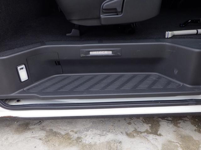 後部座席、ステップがあります。