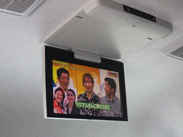 フリップダウンモニターが付いているので後部座席の人達も楽しめます！