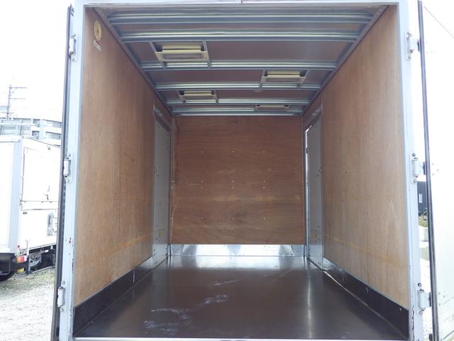 荷室床も綺麗な状態ですね！