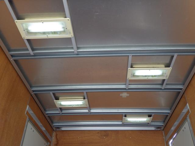 荷室内のライトも明るく点灯します！