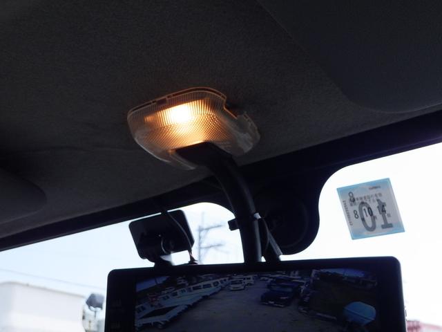 ルームミラーも明るく点灯していますね！