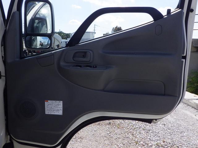 ドアパネルも綺麗にクリーニングしています！