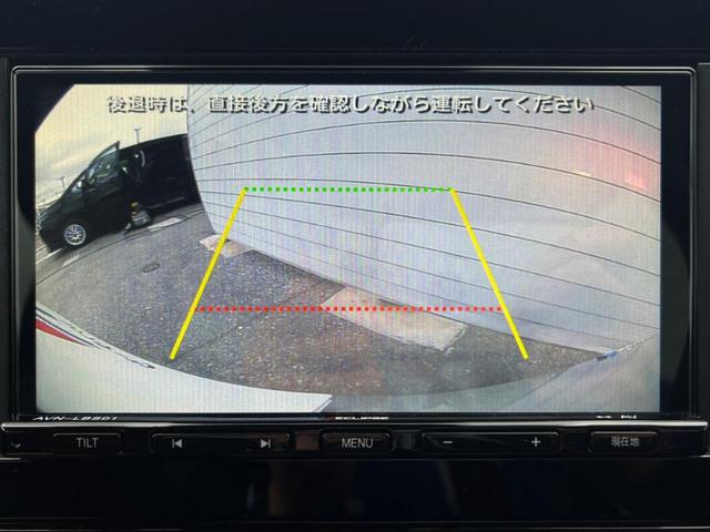 【バックカメラ】駐車時に後方がリアルタイム映像で確認できます。大型商業施設や立体駐車場での駐車時や、夜間のバック時に大活躍！運転スキルに関わらず、今や必須となった装備のひとつです！