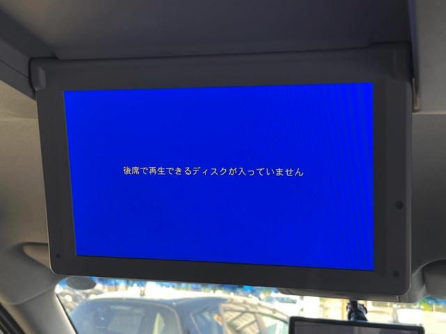 【後席モニター】家族や友人とお出かけする機会が多い方に大人気の後席モニターを装備！見やすい位置に画面がありテレビやＤＶＤの視聴も快適！友達もお子様も、後席にしか乗らなくなるかも？？