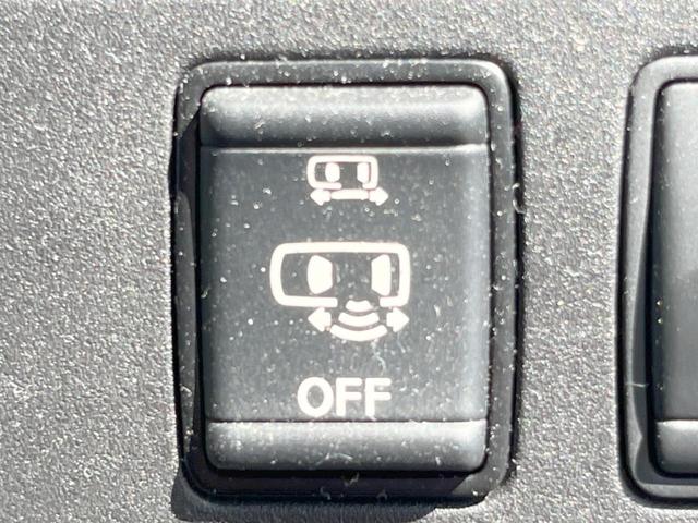 【ハンズフリー機能付き両側パワースライドドア】スライドドアの下に足先を入れてすぐ引くと、自動的にスライドドアが開閉します！荷物で両手がふさがった状態でも、ドアの開閉ができてとっても便利！