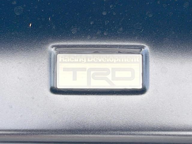 【ＴＲＤエアロ】人気のＴＲＤエアロを装備！クルマの外観がよりスタイリッシュになり、街中で存在感あふれる１台に♪将来買い替える時にもリセールに影響しやすく、価値ある人気の装備です！