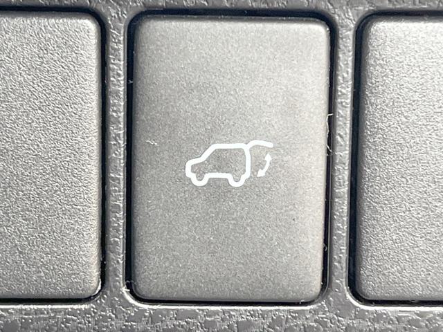 【パワーバックドア】スマートキーや運転席のボタンを押すだけでリアゲートが自動で開閉します！荷物を持っている時や、高い位置にあるバックドアを閉める際に便利な機能です♪