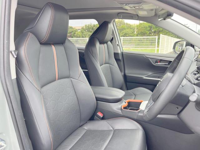 【ハーフレザーシート】高級感と座り心地を両立した人気のシート♪背面・座面のファブリック素材は、通気性の良さや滑りにくさに優れています。気温や服装に左右されず快適にお乗りいただけます。