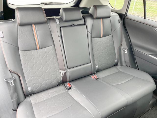 後部座席も気になるようなキズ・汚れやへたり等、大きなダメージはなく、良好な状態です。