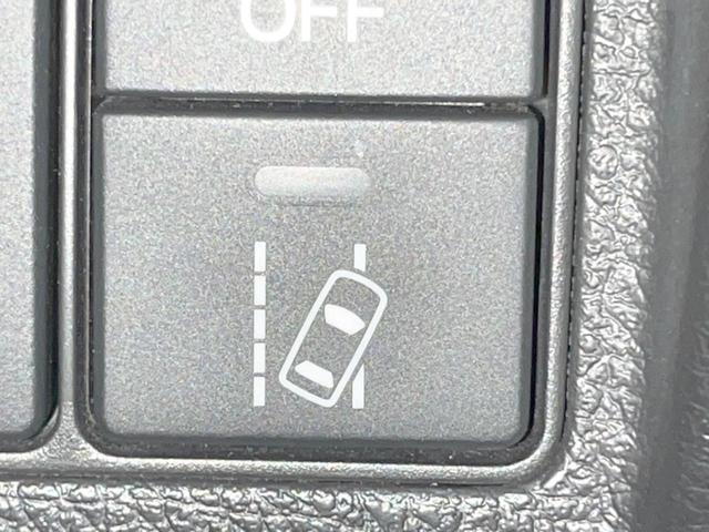 【車線逸脱警報】道路上の白（黄）線を認識し、意図せず走行中の車線からはみ出しそうになった時、メーター内の警告灯とブザーで注意喚起してくれる安心・安全機能です♪