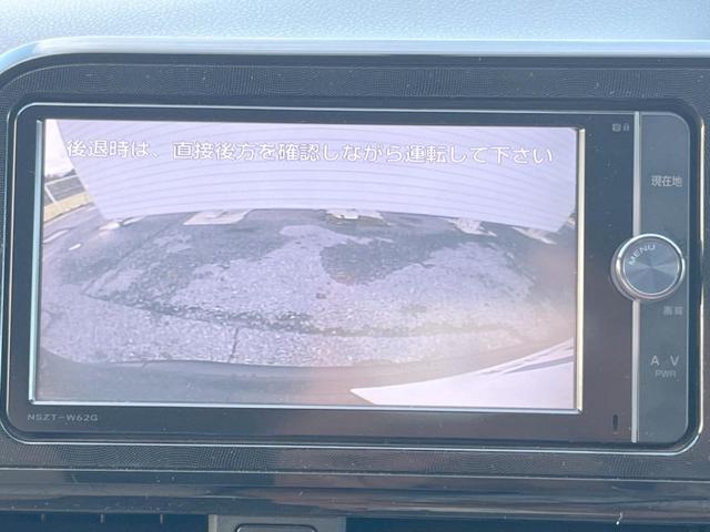 【バックカメラ】駐車時に後方がリアルタイム映像で確認できます。大型商業施設や立体駐車場での駐車時や、夜間のバック時に大活躍！運転スキルに関わらず、今や必須となった装備のひとつです！