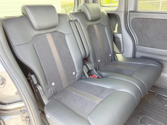 後部座席も気になるようなキズ・汚れやへたり等、大きなダメージはなく、良好な状態です。