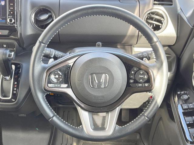 【純正革巻きステアリング】上質な革を使用することで、手にしっかり馴染みとても運転しやすいハンドルです♪