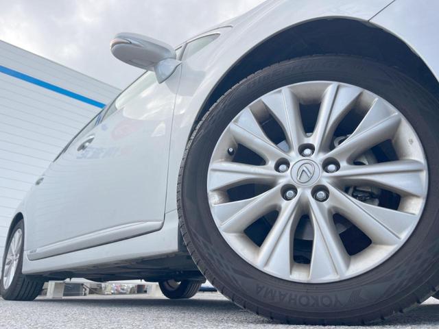 【純正アルミホイール】外観にマッチした純正アルミホイールを装着しております。各種社外アルミホイールや、スタッドレスタイヤも取扱いしております。是非ご相談ください♪