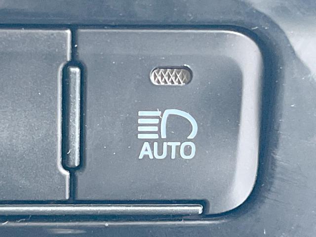 【アダプティブハイビーム】遠くまで明るく照らすハイビームを先行車や対向車に照射しない様、自動で調整！毎回手動で切り替える必要がなく、夜間走行時のストレスも軽減。安全性向上にも寄与します。