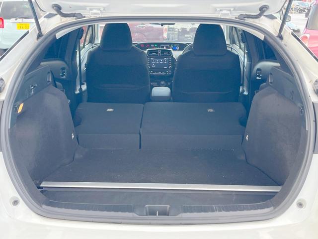 普段のお買い物や通勤、送迎等に十分な荷室スペースを確保しております。セカンドシートを倒すと、大きな荷物の積載も可能です♪
