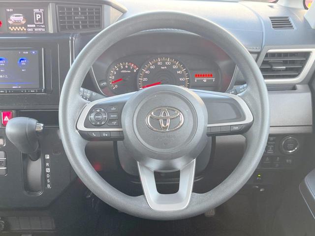 インテリアに合わせたデザインのステアリングは、運転される方のことも考え、運転しやすい形状、大きさです。是非一度、実際に触ってお確かめください。