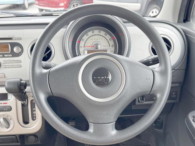 インテリアに合わせたデザインのステアリングは、運転される方のことも考え、運転しやすい形状、大きさです。是非一度、実際に触ってお確かめください。