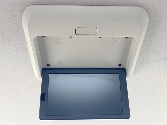 【フリップダウンモニター】大画面モニターで後席でもエンタメをお楽しみいただけます。小さなお子様にも大人気の装備です♪