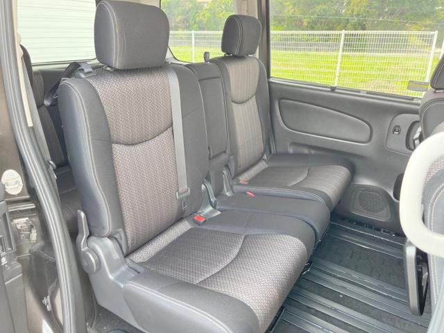 後部座席も気になるようなキズ・汚れやへたり等、大きなダメージはなく、良好な状態です。