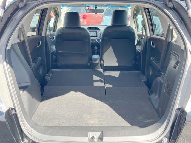 フィットハイブリッド スマートセレクション　ファインスタイル　１年保証　フルエアロ　バックカメラ　ハーフレザーシート　ドラレコ　スマートキー　ＨＩＤ　ＥＴＣ　クルコン　オートライト　オートエアコン　Ｂｌｕｅｔｏｏｔｈ　ＣＤ　ＤＶＤ　フルセグ（11枚目）