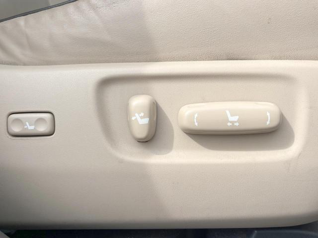 【運転席パワーシート】リクライニングからシートリフターまで、スイッチ一つで簡単にシートの微調整が可能！自分に最適なシートポジションにセットして、快適なドライブをお楽しみください。