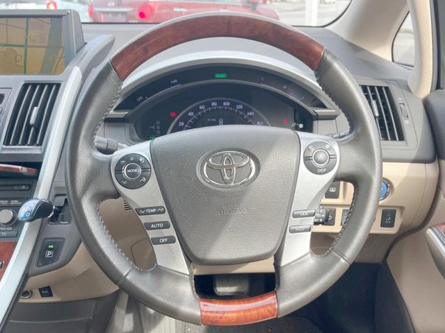 【ウッドコンビステアリング】高級感ある木目調パーツを採用した手に良く馴染むコンビハンドル。運転席廻りの雰囲気も一気に豪華になります！