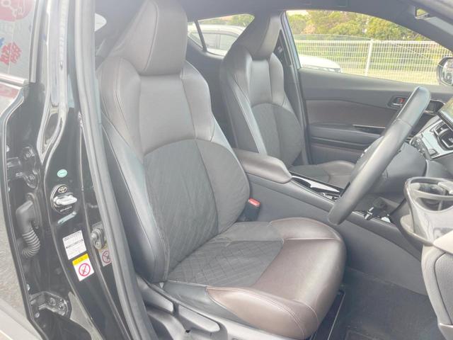 【ハーフレザーシート】高級感と座り心地を両立した人気のシート♪背面・座面のファブリック素材は、通気性の良さや滑りにくさに優れています。気温や服装に左右されず快適にお乗りいただけます。