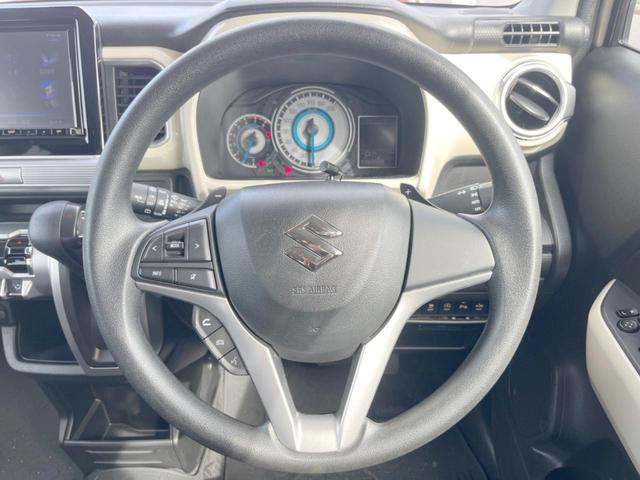 インテリアに合わせたデザインのステアリングは、運転される方のことも考え、運転しやすい形状、大きさです。是非一度、実際に触ってお確かめください。