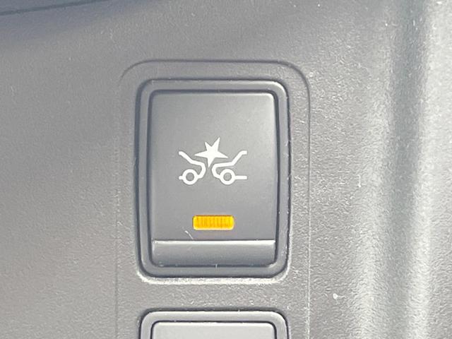 【エマージェンシーブレーキ】走行中に前方の車両等を認識し、衝突しそうな時は警報とブレーキで衝突回避と被害軽減をアシスト。より安全にドライブをお楽しみいただけます。