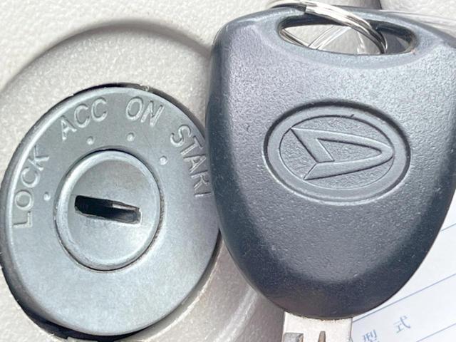 【キーレス】少し離れた場所からでもボタン一つでドアの開錠・施錠ができるのでとっても便利！ドアの鍵穴周りに傷をつけることもありません♪