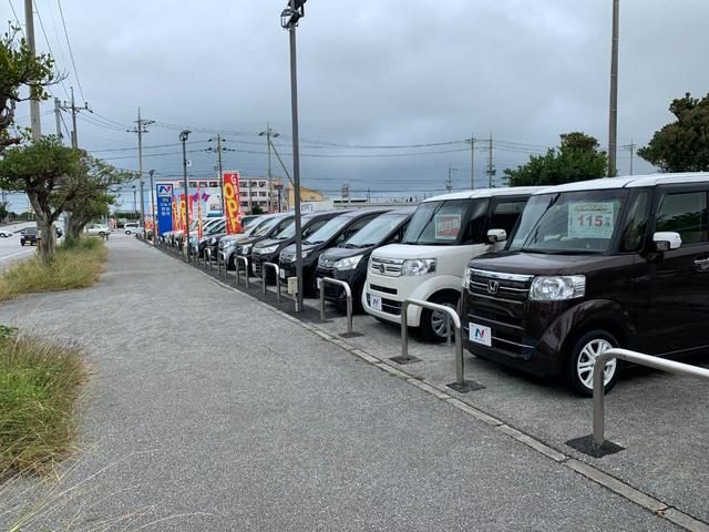 ズラッと並んだ展示車と大きな「Ｎ」の看板が目印です！