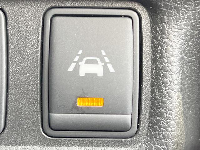 【車線逸脱警報】道路上の白（黄）線を認識し、意図せず走行中の車線からはみ出しそうになった時、メーター内の警告灯とブザーで注意喚起してくれる安心・安全機能です♪