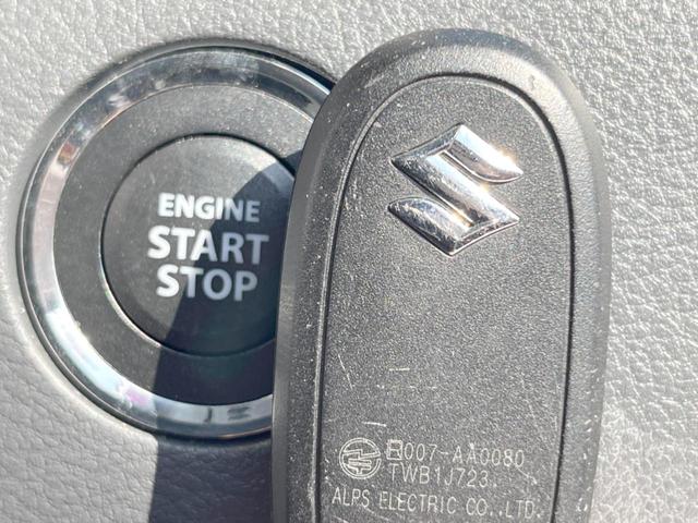 【キーレススタートシステム】カバンやポケットに入れたままでもドアの施錠・解錠が可能なスマートキーを装備。エンジンのオン・オフ時もカギを取り出す必要が無いからとっても便利です♪