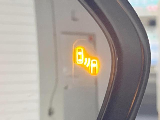 【ブラインドスポットモニター】走行中、ドアミラーの死角になりやすい箇所に後続車が接近するとサイドミラーのレンズに警告を表示！ドライバーに注意喚起をしてくれます。