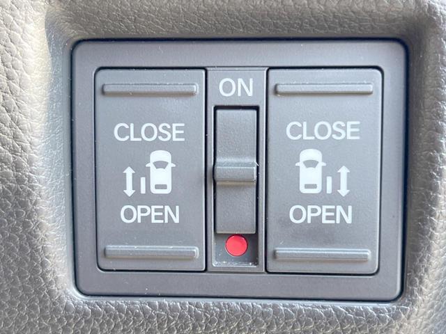 【両側パワースライドドア】スマートキーや運転席のスイッチで後席両側スライドドアの開閉が可能♪電動だから力を入れてドアを開ける必要が無く、小さなお子様でも簡単に開け閉めでき快適です♪