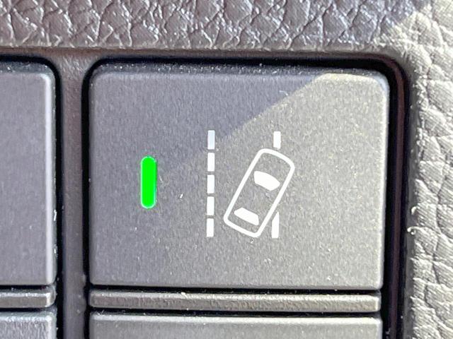 【車線逸脱警報】道路上の白（黄）線を認識し、意図せず走行中の車線からはみ出しそうになった時、メーター内の警告灯とブザーで注意喚起してくれる安心・安全機能です♪