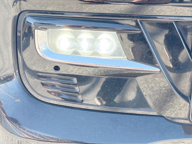 【ＬＥＤヘッドライト】悪天候や夜間走行時も良好な視界を確保し安心して運転できる高輝度ＬＥＤヘッドライトを装備！点灯速度が早く、消費電力も抑えられています。