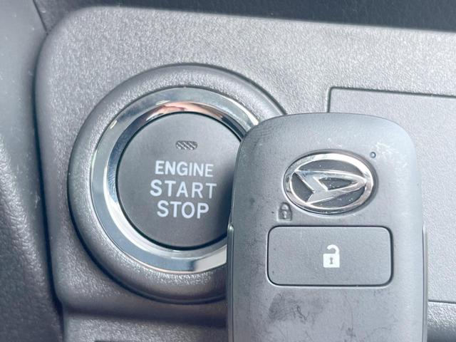 【キーフリーシステム】カバンやポケットに入れたままでもドアの施錠・解錠が可能なスマートキーを装備。エンジンのオン・オフ時もカギを取り出す必要が無いからとっても便利です♪