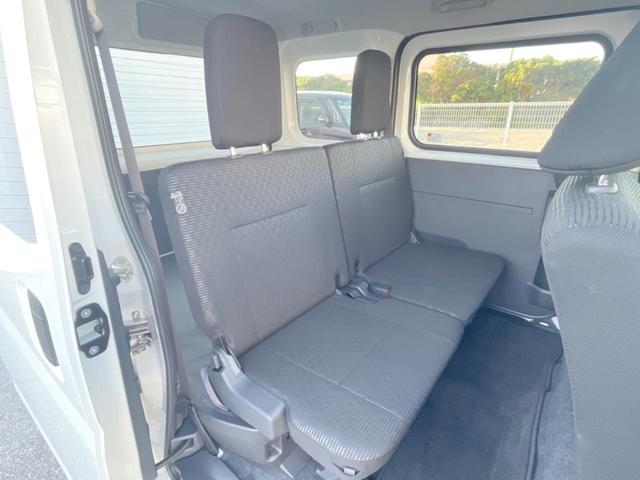 後部座席も気になるようなキズ・汚れやへたり等、大きなダメージはなく、良好な状態です。