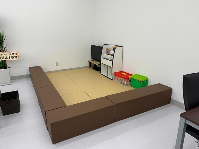 大きなキッズスペースも完備！小さなお子様連れでも、ゆっくりとお車探しをお楽しみいただけます。