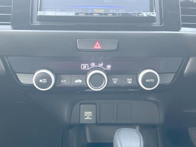 【オートエアコン】一度お好みの温度に設定すれば、車内の温度を検知し風量や温度を自動で調整。暑い…寒い…と何度もスイッチ操作をする必要はありません。快適な車内空間には必須の機能ですね♪