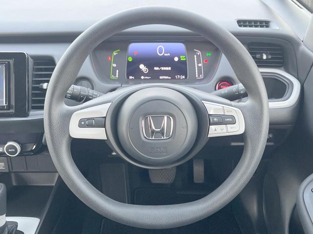 インテリアに合わせたデザインのステアリングは、運転される方のことも考え、運転しやすい形状、大きさです。是非一度、実際に触ってお確かめください。