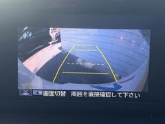 【バックカメラ】駐車時に後方がリアルタイム映像で確認できます。大型商業施設や立体駐車場での駐車時や、夜間のバック時に大活躍！運転スキルに関わらず、今や必須となった装備のひとつです！ 4