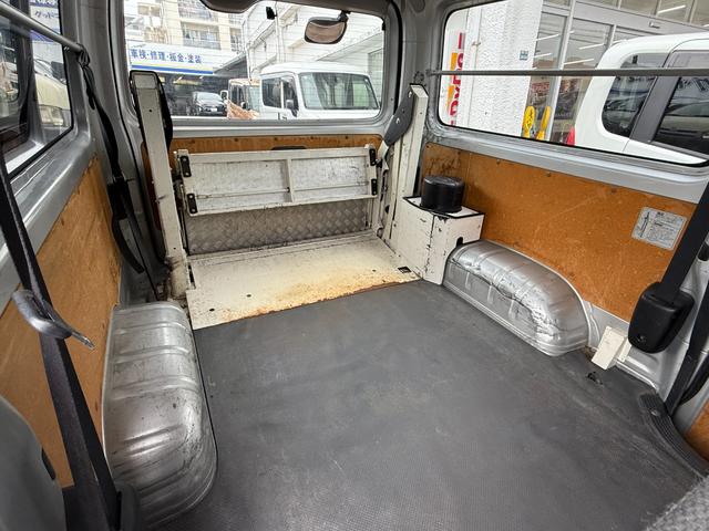 ハイエースバン ロングＤＸ　・パワーリフト装着車・Ｂｌｕｅｔｏｏｔｈオーディオ・ワンセグＴＶ・電動格納ミラー・ＥＴＣ・リアクーラー・トヨタ純正ナビ・前後ドライブレコーダー・６人乗り・（13枚目）