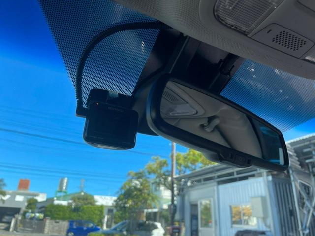 当社は、「沖縄高速道路」の「沖縄北インター出口」から車で１０分の場所にあり、中部〜北部方面の方でも簡単にアクセスできます♪深夜までは照明ライトが点灯しているので、購入前のお車の確認も安心！！